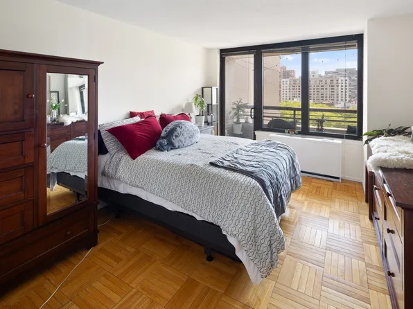 330 East 38th Street 10B image 3 of 7