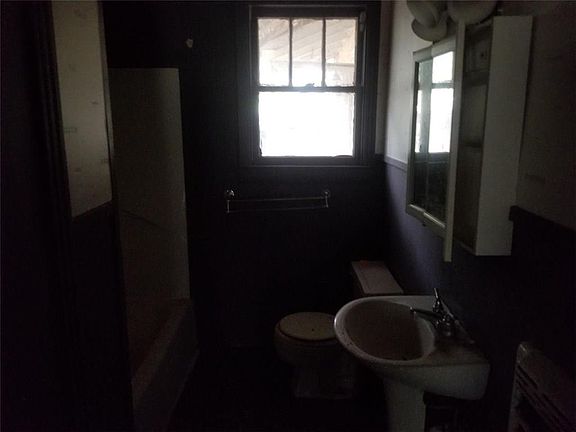 2nd image of 609 Goos St