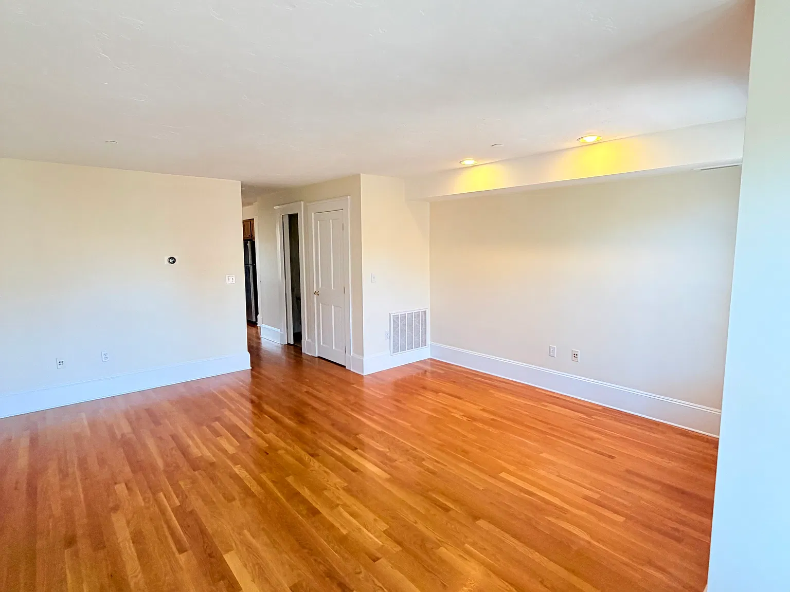 2 bed, 1.5 bath, 9999 sqft, $3,895 — Photo 4