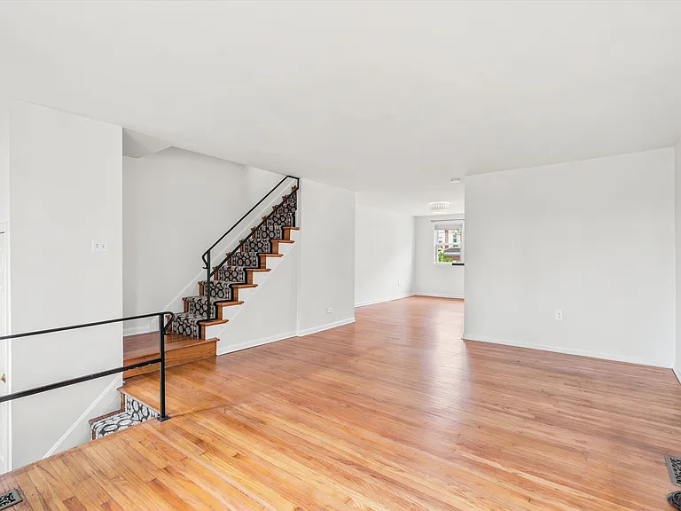 889 Oxford Ave — Photo 9