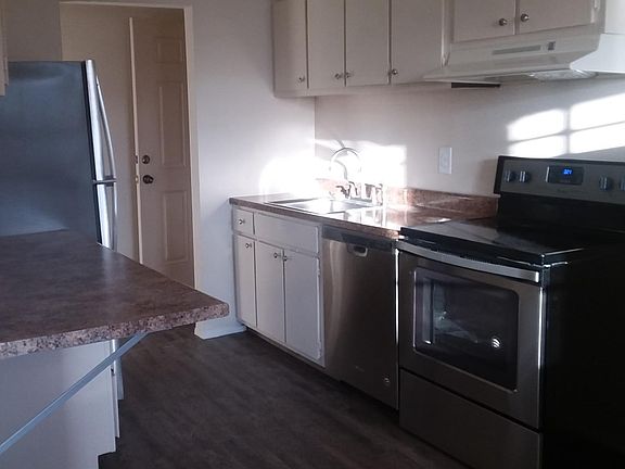 3rd image of 6 On The Grn APT 4