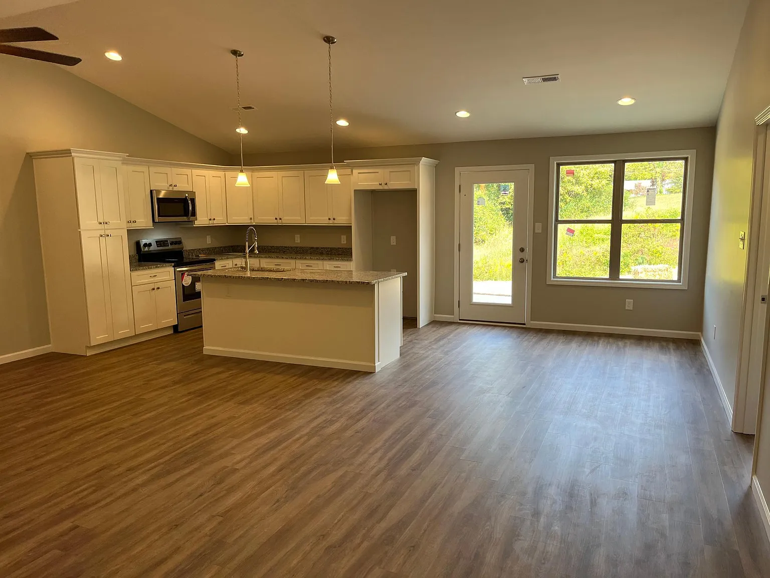 2 bed, 1200 sqft, $1,750 — Photo 2