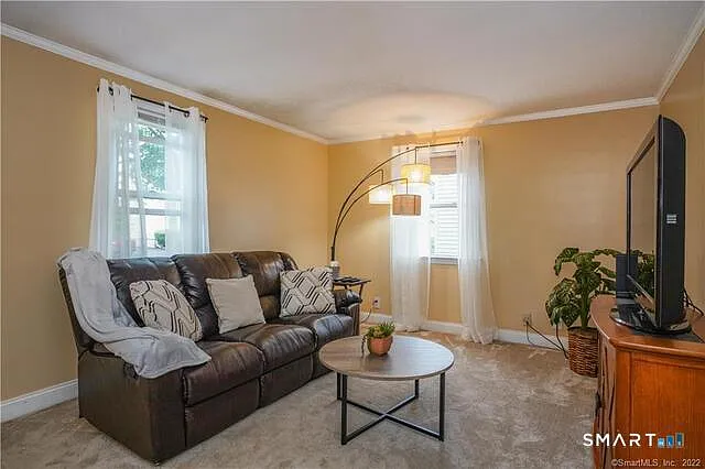 3 bed, 2.0 bath, 1404 sqft, $3,000 — Photo 2