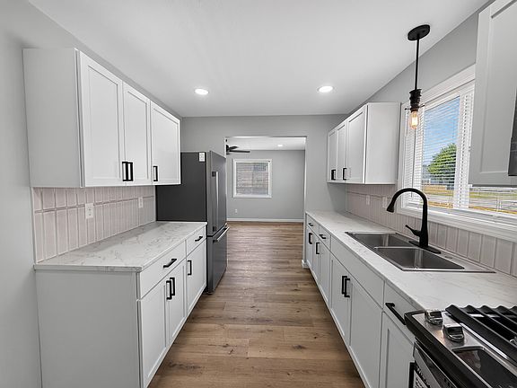 4th image of 806 S Kenmore St