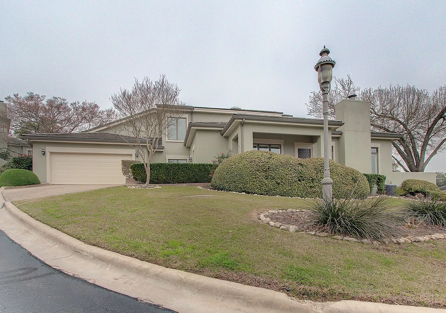 Rare 3 BR / 2.5 BA / 2 Car Garage Westlake Condo 14th Fairway (Austin Country Club) (Eanes ISD) — Photo 1