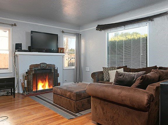 Livingroom with Fireplace