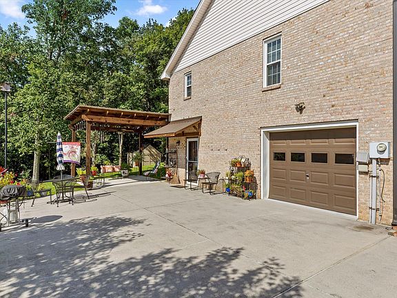 4th image of 161 Ivy Way NW