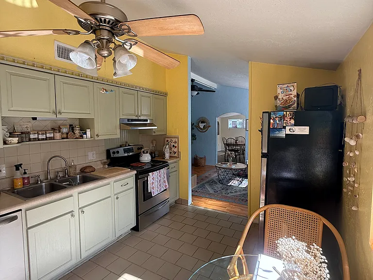 727 Bay St — Photo 3