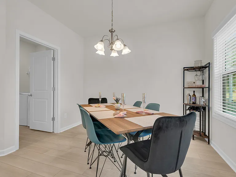 1110 Silverbend Trl — Photo 12