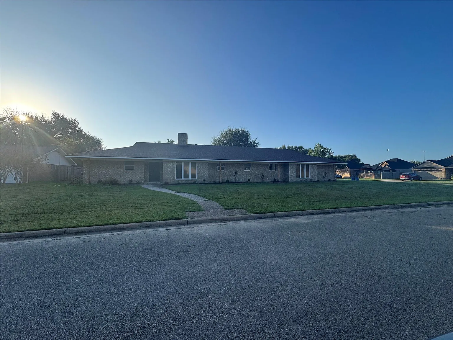 4 bed, 3.0 bath, 2810 sqft, $3,250 — Photo 2