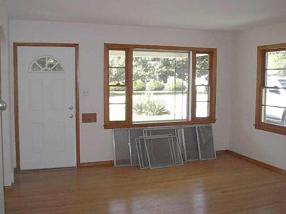 2nd image of 5853 N Rosslyn Ave