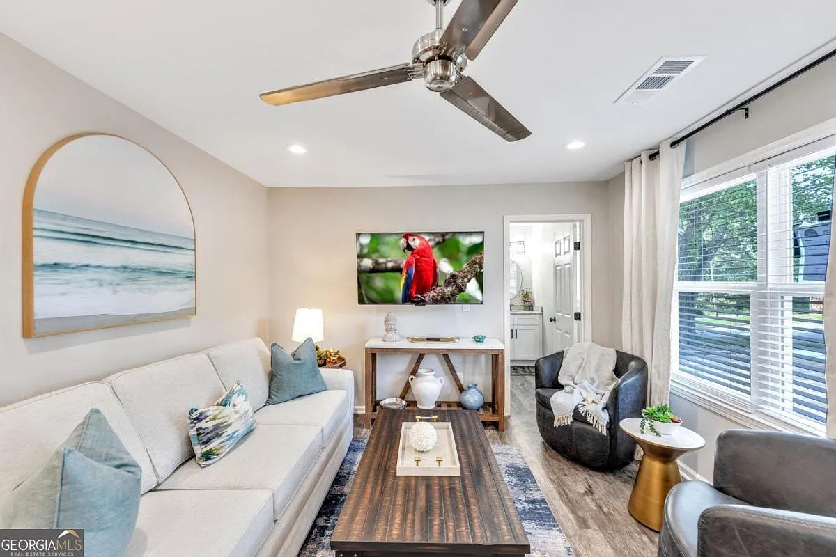 3 bed, 2.0 bath, 1100 sqft, $4,800 — Photo 1