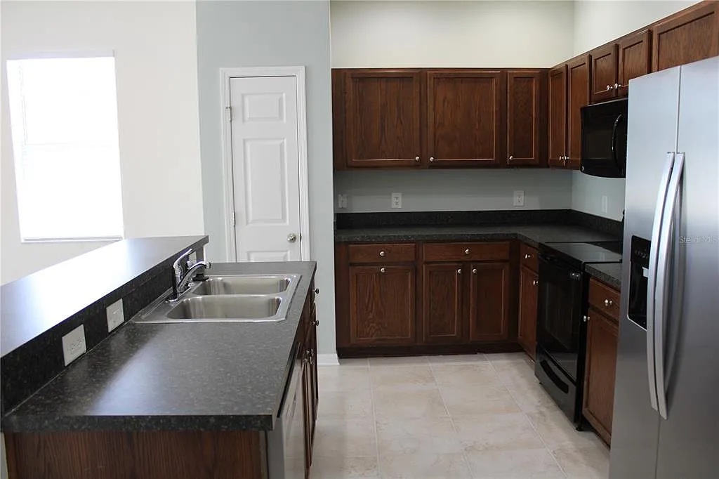 3 bed, 2.0 bath, 1772 sqft, $2,395 — Photo 4