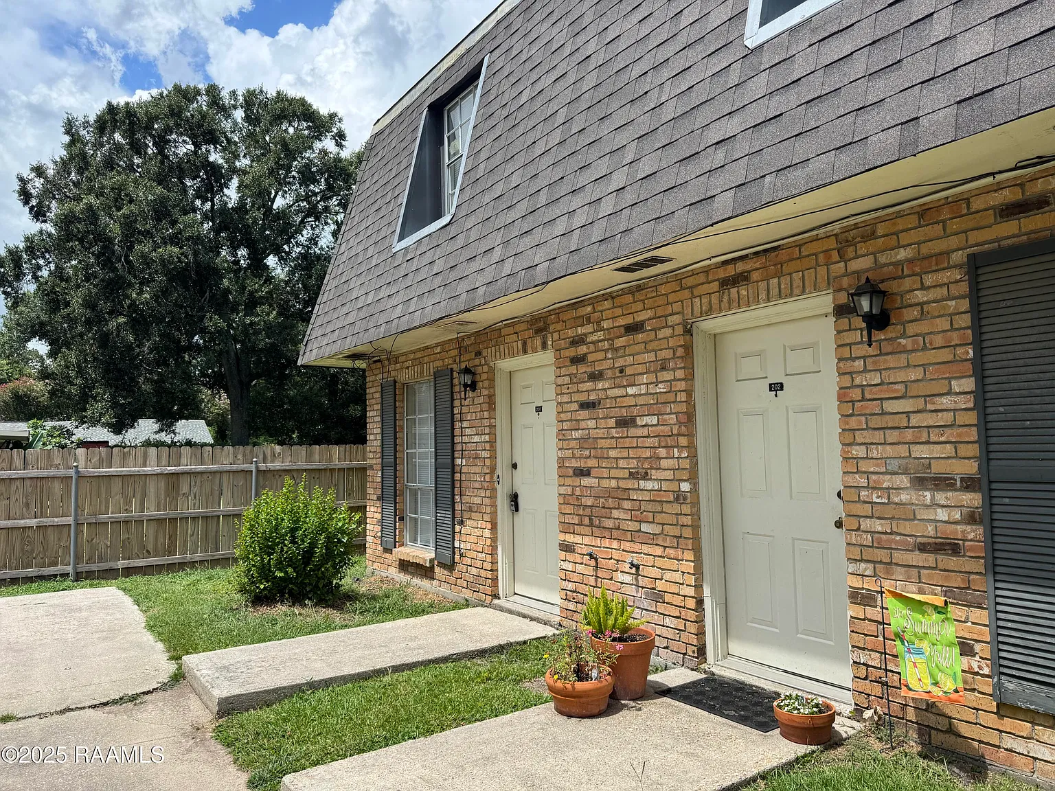2 bed, 1.5 bath, 900 sqft, $1,100 — Photo 1