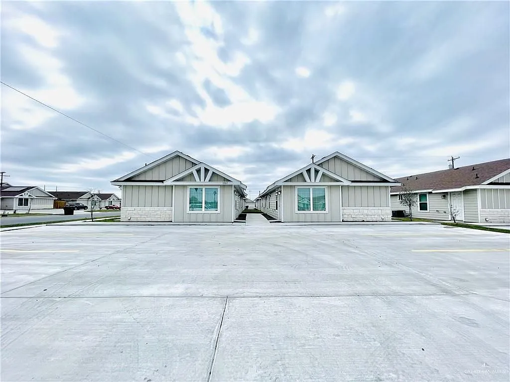 2 bed, 1.0 bath, 876 sqft, $1,050 — Photo 1