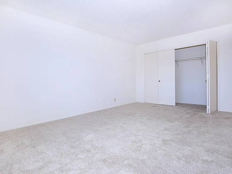 Emerald West Apartments — Photo 15