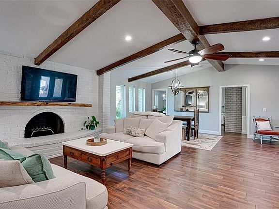 4th image of 2733 Grandview Dr