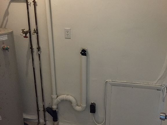 4th image of 918 W 10th St APT 2
