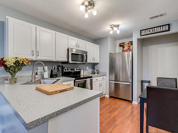 3rd image of 212 Oxford Oak Dr