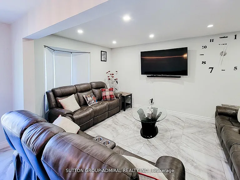 2 Royalwood Ct #52 — Photo 6