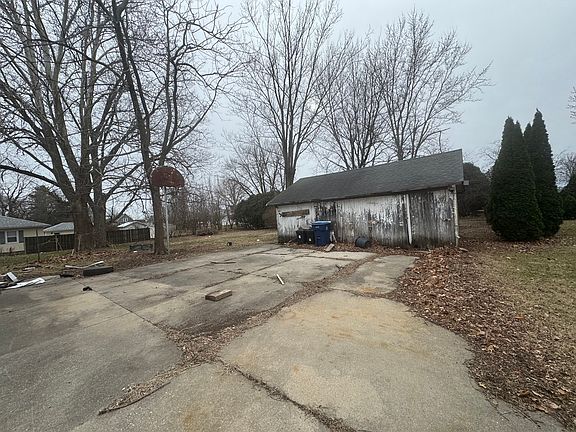 3rd image of 819 Monroe St