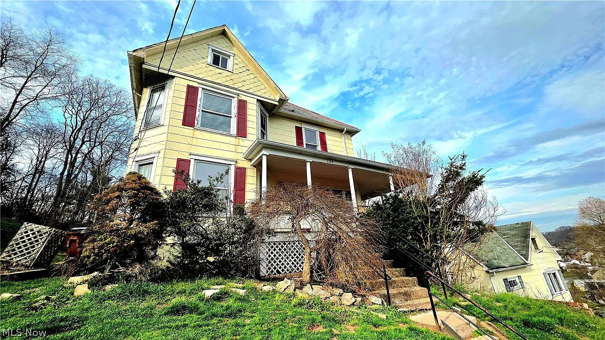 104 W Spring St photo 1