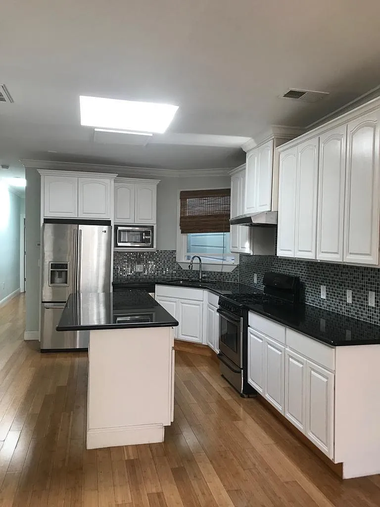 2 bed, 900 sqft, $5,900 — Photo 1
