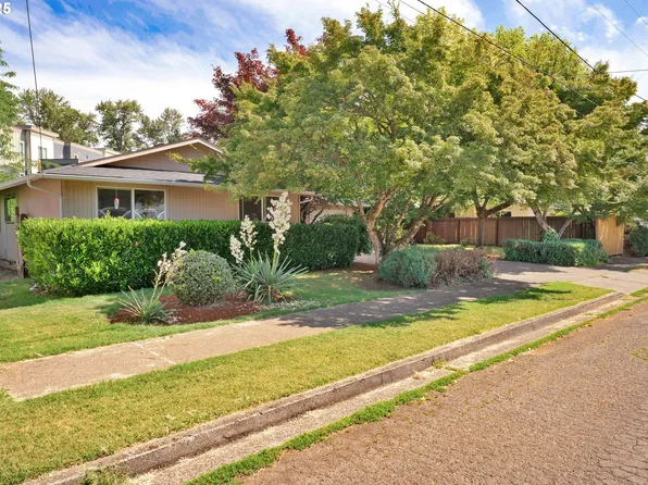 1435 E Briarcliff Ln, Eugene, OR 97404