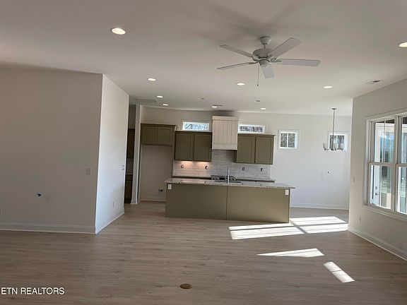4th image of 295 Clover Cir