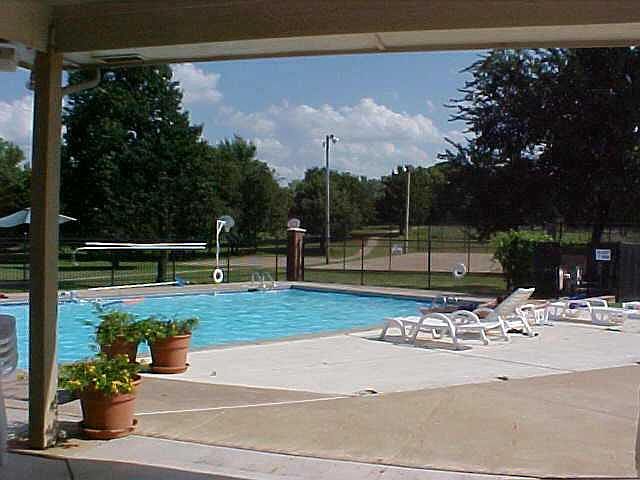 2nd image of 916 W Woodbury Dr