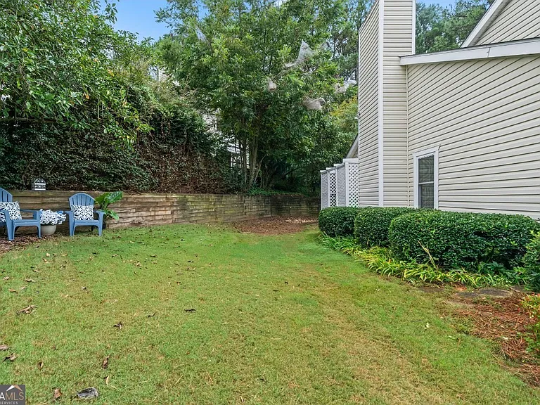 81 Hampshire Ct — Photo 27