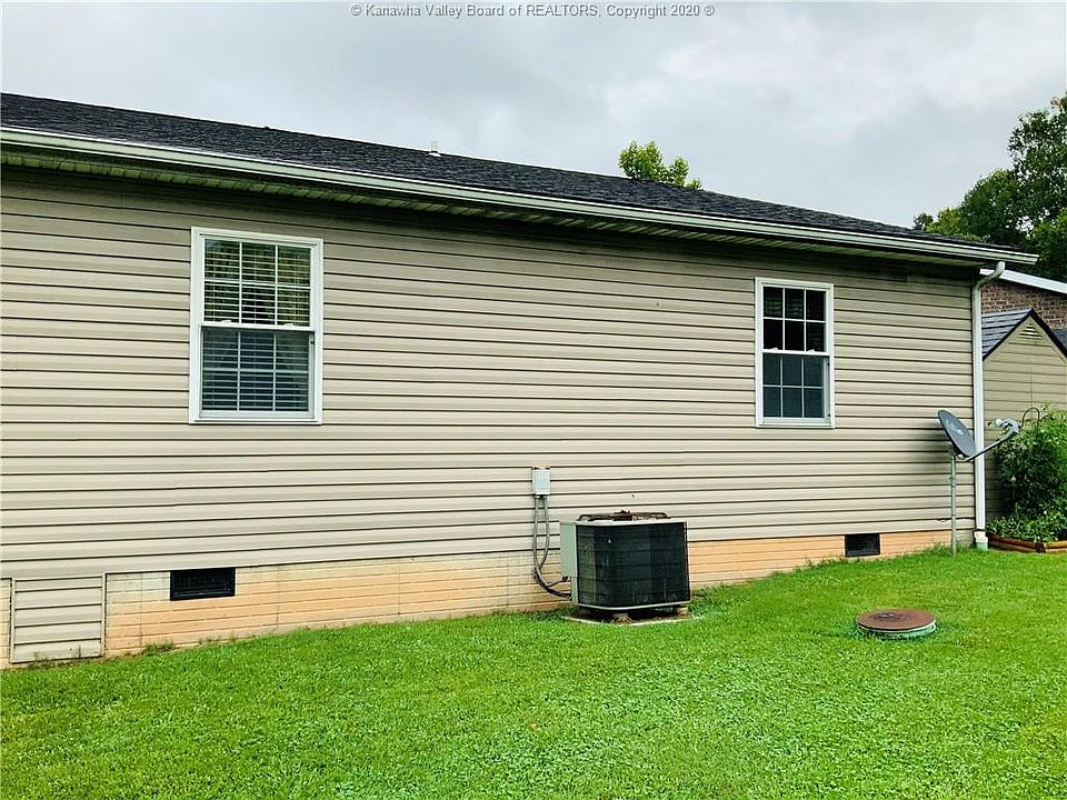 2nd image of 4 Twin Oaks Dr