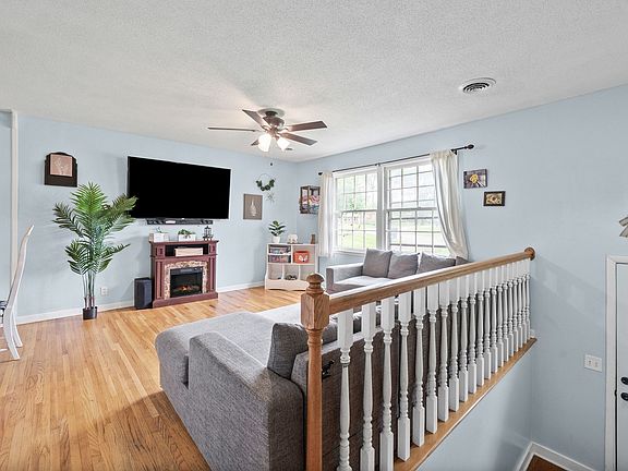 3rd image of 212 Slayden Cir