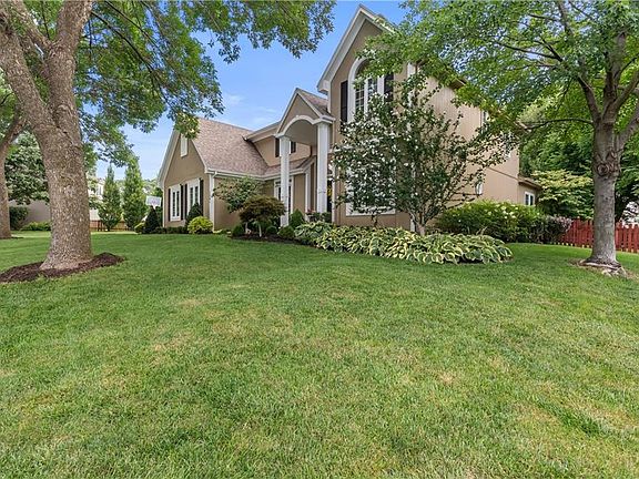 4th image of 1041 SW Ellis Dr
