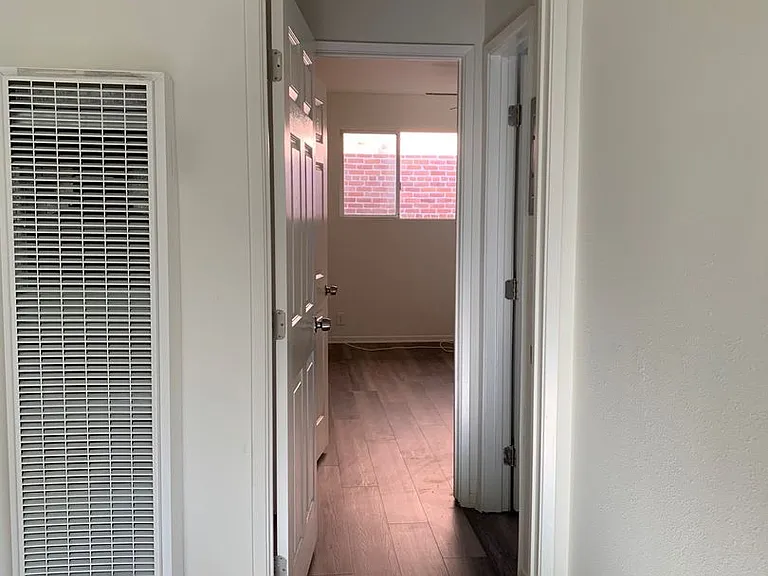Hollywood Villa Apts. — Photo 14