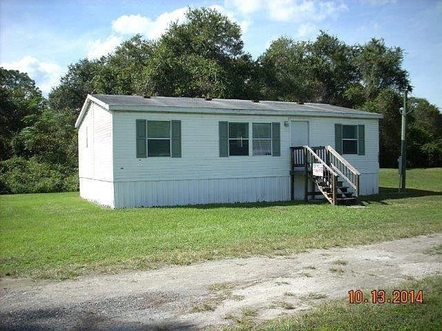 Country setting. Private road, room to park.