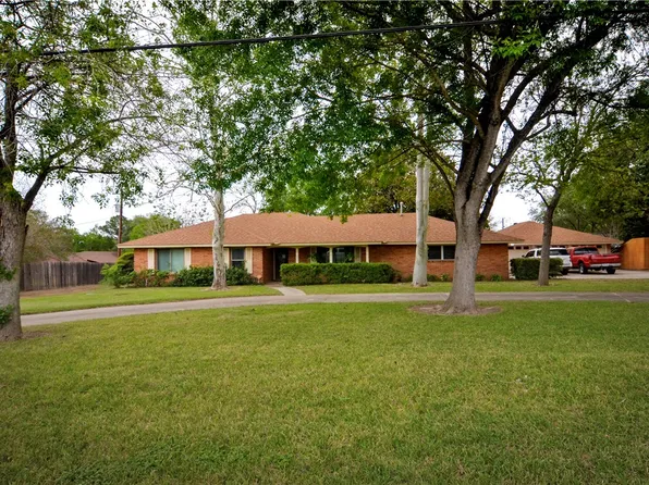 608 F St, Floresville, TX 78114