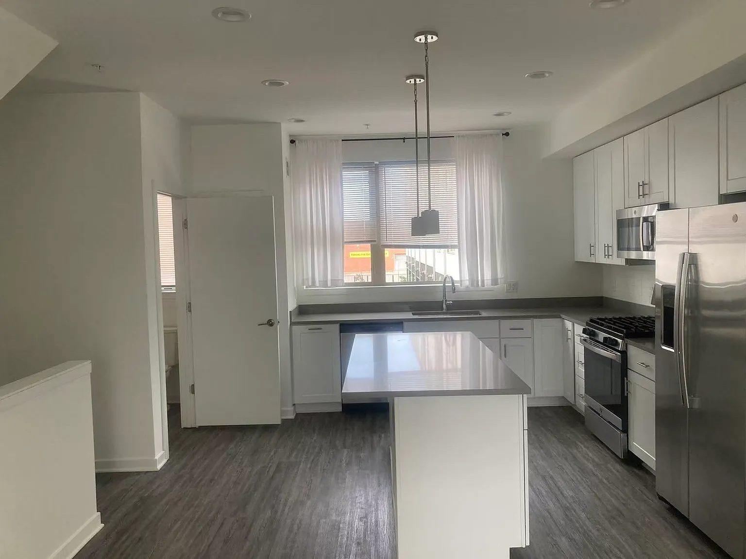 3 bed, 2100 sqft, $3,300 — Photo 3