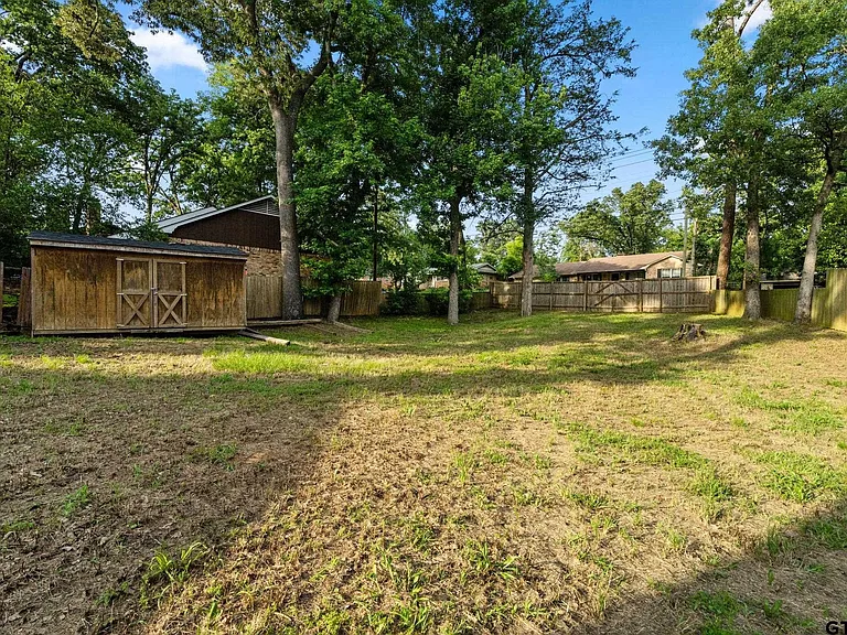 3200 Decharles St — Photo 37