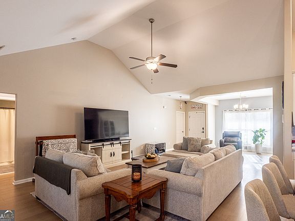 5th image of 112 Larsen Ct