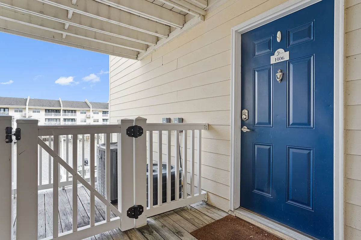 Building Photo - 2421 Beachview Dr #H06