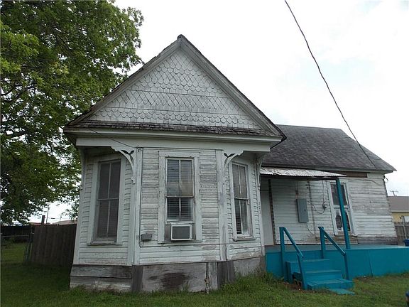 2nd image of 203 N Waco Ave