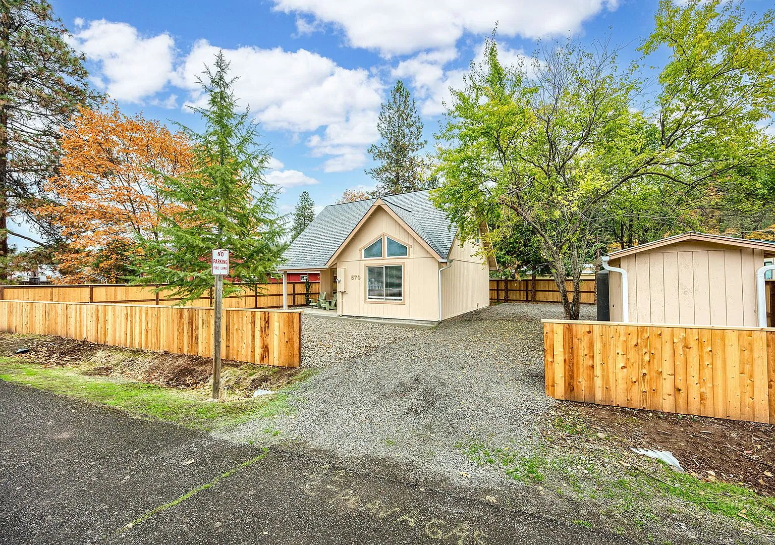 Charming 2 Bedroom, 1 Bath House For Rent — Photo 2