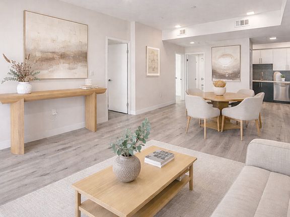 2nd image of 1111 N Kenmore Ave #403