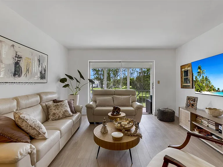 950 Hillcrest Dr #212 — Photo 6