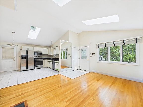 3rd image of 124 Edgeworth Ave