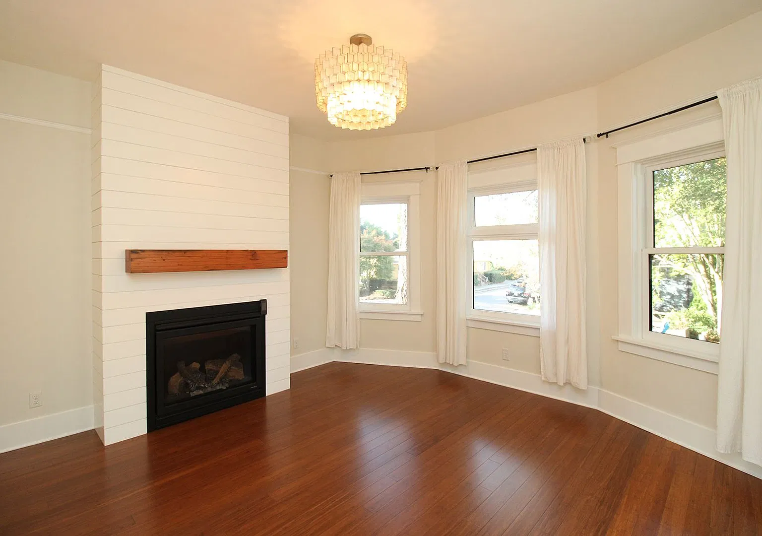 Stunning, Remodeled 4 Bed/2 Bath 1911 Craftsman in Sought-After Sabin — Photo 4