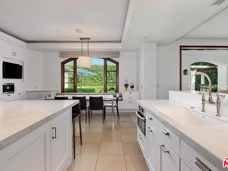 2134 La Mesa Dr — Photo 13