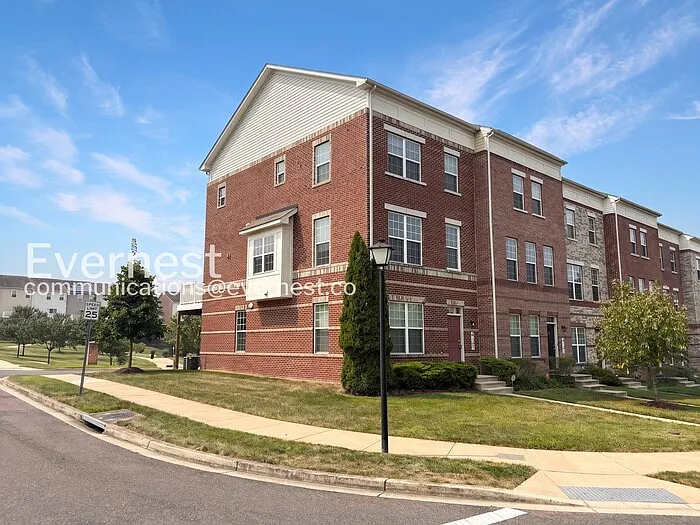 3 bed, 3.0 bath, 2296 sqft, $2,745 — Photo 2