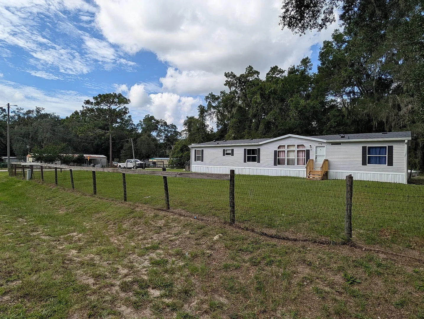 3 Bedroom 2 Bath With New Roof On 1/2 Acre Of Land With A Fenced Yard — Photo 2